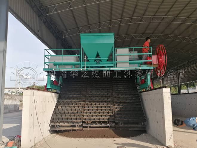 雞糞需要通過鏈板翻堆機(jī)發(fā)酵的原因